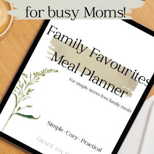 Puede incluir: Un planificador de comidas blanco titulado "Family Favourites Meal Planner" con el texto "Simple Meal Planning for busy Moms!". El planificador incluye las palabras "Simple, Cozy, Practical" y un diseño floral en acuarela.
