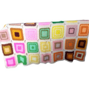 Jeté afghan au crochet vintage fait main grand-mère carrés 60 x 52 po., endommagé pour réparation