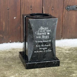 Może przedstawiać: Czarny granitowy wazon pamiątkowy z napisem "Always on my mind, Forever in my Heart, In Loving Memory Of Eric Richard Wright 04.02.1942-17.10.2025". Wazon ma kwadratową podstawę i rozszerzaną górę.