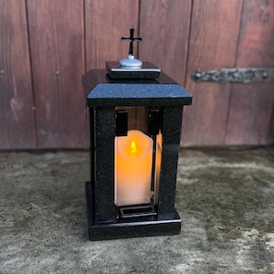 Schwarze rechteckige Granitlaterne mit katholischem Kreuz, Gedenkkerzenhalter, Grablaterne, Friedhofsdekoration, Erinnerungsgeschenk