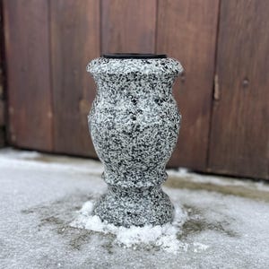 Jarrón conmemorativo de granito natural, decoración artesanal de piedra para cementerio, portaflores atemporal para tumbas, elegante homenaje conmemorativo, regalo de condolencias