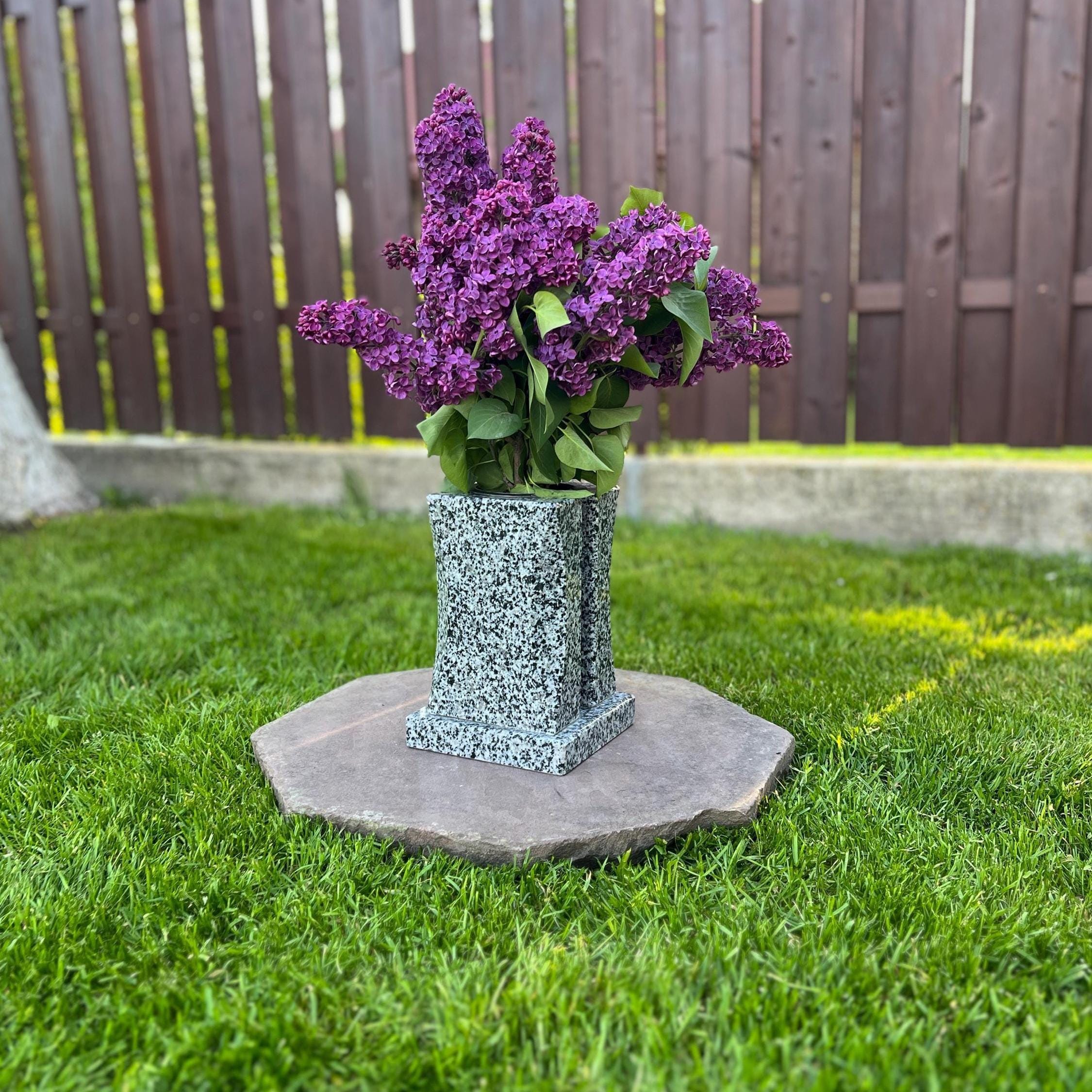 花崗岩製墓地用花瓶、頑丈な石製フラワーホルダー、耐候性屋外記念装飾