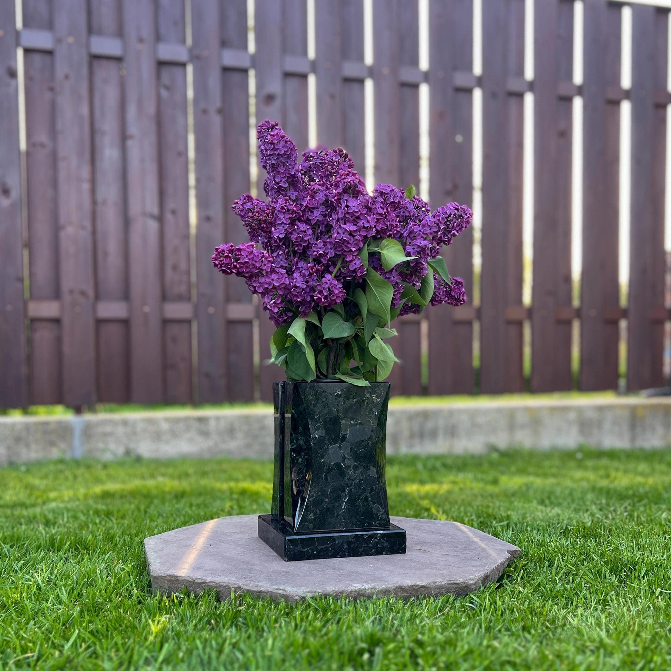 花崗岩製墓地用花瓶、頑丈な石製フラワーホルダー、耐候性屋外記念装飾