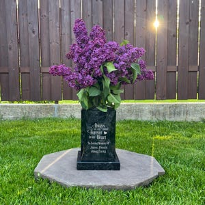 Personlig granitgravvas, graverad minnesblomhållare, kyrkogårdsdekoration, stenblomvas, gravminnesdekor