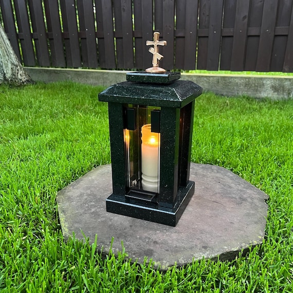 Grablaterne Granit mit Kreuz, Grablampe Friedhof, Grableuchte Stein, Ewiges Licht windfest, Grabschmuck wetterfest