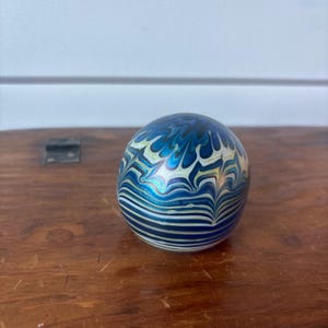 Fermacarte a sfera in vetro artistico firmato Vandermark, 1976, con motivo psichedelico.