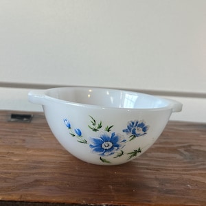 ヴィンテージの小さなミルクガラスのシンデレラボウル、青い花柄