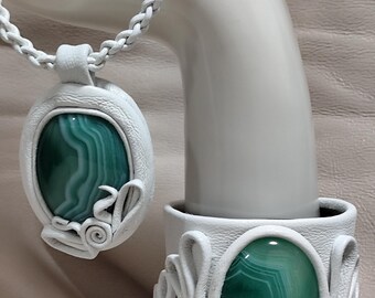 Witte sieradenset voor dames: armband, hanger, oorbellen, echt leer, groene agaat, exclusief, chique cadeau voor vrouw, moeder, vriendin, zus