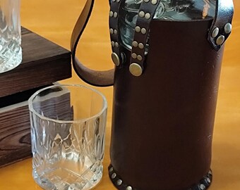 Donkerbruine leren etui voor een fles rum, whisky, wijn of cognac. Cadeau voor je echtgenoot, vriend, broer, vader of grootvader.