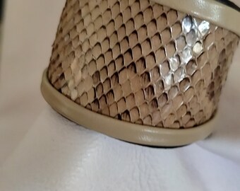 Witte, grijze, zwarte, zilveren, blauwe, rode, oranje, brede slangenhuidarmband, eenvoud en minimalisme, elegant paascadeau