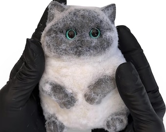 ENORM Fat Cat Furry Squishy • Jumbo 15 cm Taba-inspirerad Mochi-leksak • Grå & Vit Viktad Plysch • Lugnande Sensorisk Gåva • Handgjord Fidget