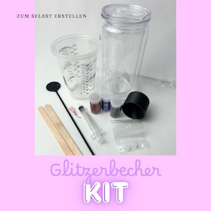 Könnte beinhalten: Ein Set zur Herstellung von Glitzertumblern mit einem transparenten Messbecher, einem hohen transparenten Becher, Glitzer, einer Spritze, einem schwarzen Deckel und anderem Zubehör. Der Text "ZUM SELBST ERSTELLEN" und "Glitzerbecher KIT" sind sichtbar.