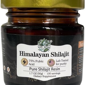Puede incluir: Un frasco de suplemento diet&eacute;tico Himalayan Shilajit. El frasco de vidrio &aacute;mbar oscuro tiene una tapa dorada y una etiqueta blanca con el texto "Pure Nature Himalayan Shilajit". La etiqueta tambi&eacute;n indica que el producto contiene 75% de &aacute;cido f&uacute;lvico y est&aacute; probado en laboratorio para su pureza. El frasco contiene 50g.