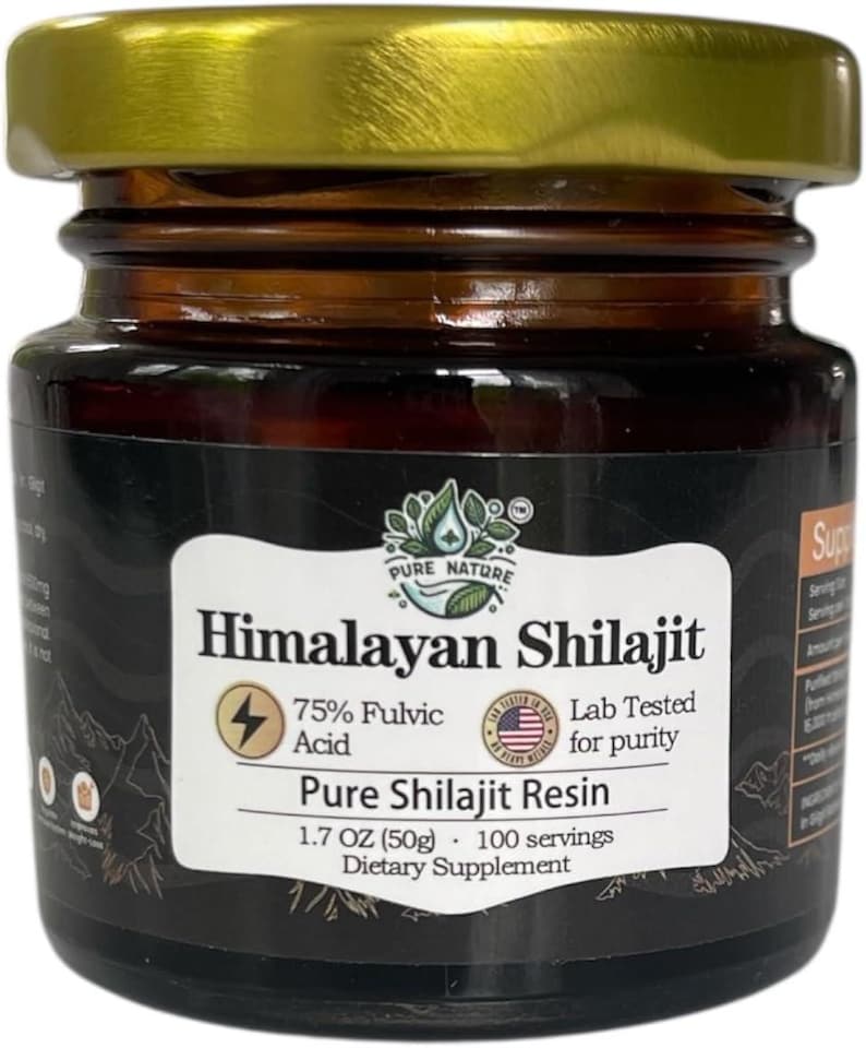 Puede incluir: Un frasco de suplemento diet&eacute;tico Himalayan Shilajit. El frasco de vidrio &aacute;mbar oscuro tiene una tapa dorada y una etiqueta blanca con el texto "Pure Nature Himalayan Shilajit". La etiqueta tambi&eacute;n indica que el producto contiene 75% de &aacute;cido f&uacute;lvico y est&aacute; probado en laboratorio para su pureza. El frasco contiene 50g.