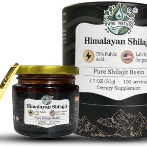 Puede incluir: Un frasco y un envase cil&iacute;ndrico de suplemento diet&eacute;tico Himalayan Shilajit. El frasco contiene una resina oscura, y una cuchara dorada descansa junto a &eacute;l. La etiqueta indica 75% de &aacute;cido f&uacute;lvico y pruebas de laboratorio para la pureza. El envase es negro con una etiqueta blanca.