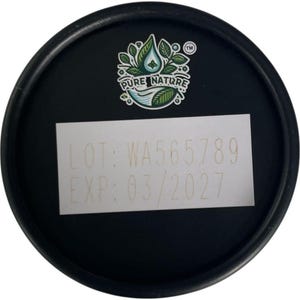 Puede incluir: Un recipiente circular negro con una etiqueta blanca. La etiqueta muestra el texto "LOT: WA565789" y "EXP: 03/2027". Encima de la etiqueta hay un logotipo con las palabras "PURE NATURE" y un dise&ntilde;o de una gota de agua y hojas.
