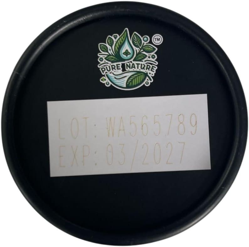 Puede incluir: Un recipiente circular negro con una etiqueta blanca. La etiqueta muestra el texto "LOT: WA565789" y "EXP: 03/2027". Encima de la etiqueta hay un logotipo con las palabras "PURE NATURE" y un dise&ntilde;o de una gota de agua y hojas.