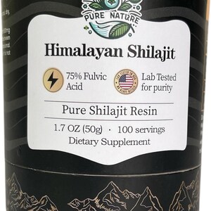 Puede incluir: Un envase cil&iacute;ndrico de suplemento diet&eacute;tico Himalayan Shilajit. La etiqueta presenta el texto "Himalayan Shilajit", "75% &Aacute;cido F&uacute;lvico" y "Pure Shilajit Resin". Contiene 50g y 100 porciones. El envase es negro con un dise&ntilde;o de monta&ntilde;a dorada.