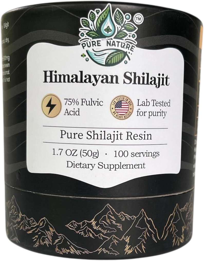 Puede incluir: Un envase cil&iacute;ndrico de suplemento diet&eacute;tico Himalayan Shilajit. La etiqueta presenta el texto "Himalayan Shilajit", "75% &Aacute;cido F&uacute;lvico" y "Pure Shilajit Resin". Contiene 50g y 100 porciones. El envase es negro con un dise&ntilde;o de monta&ntilde;a dorada.