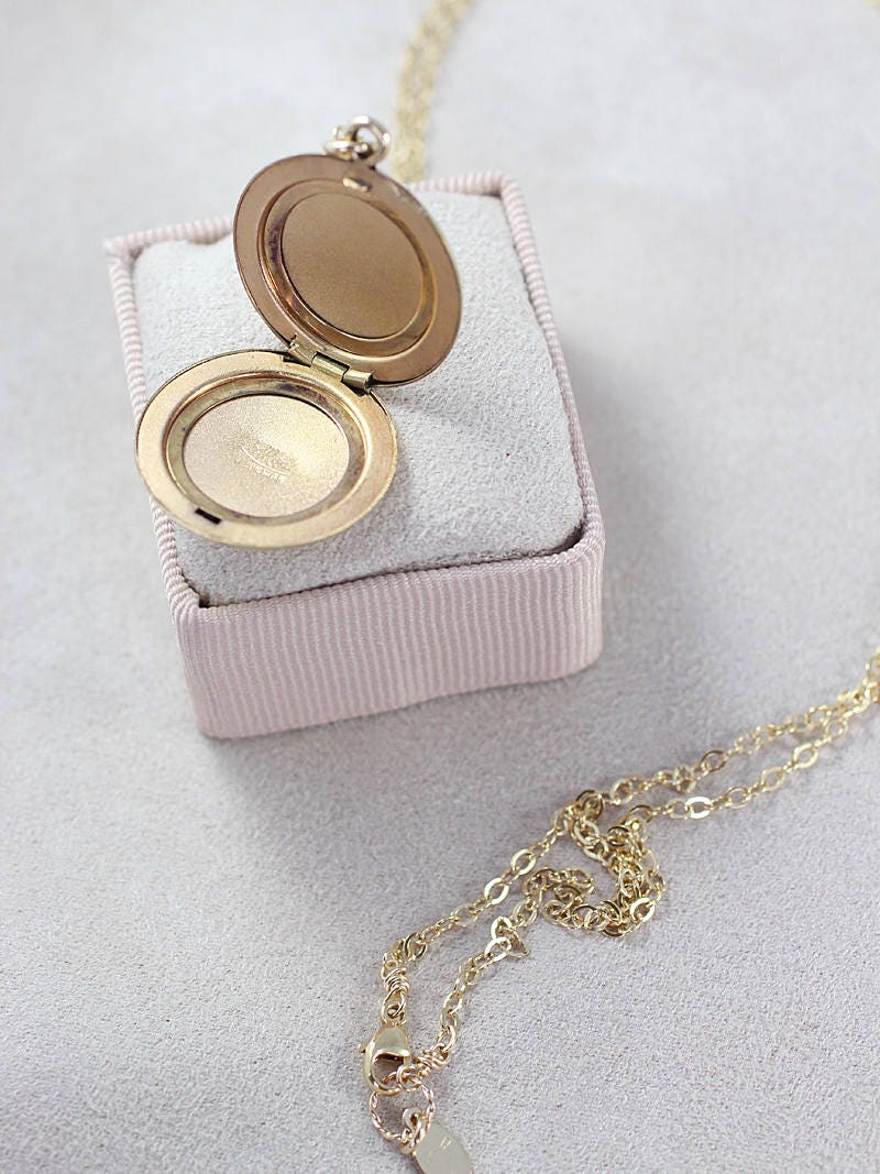 Small round gold locket Clearance