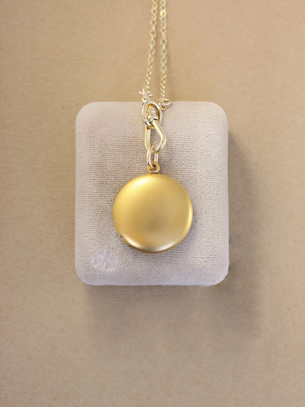 Plain gold locket necklace Clearance