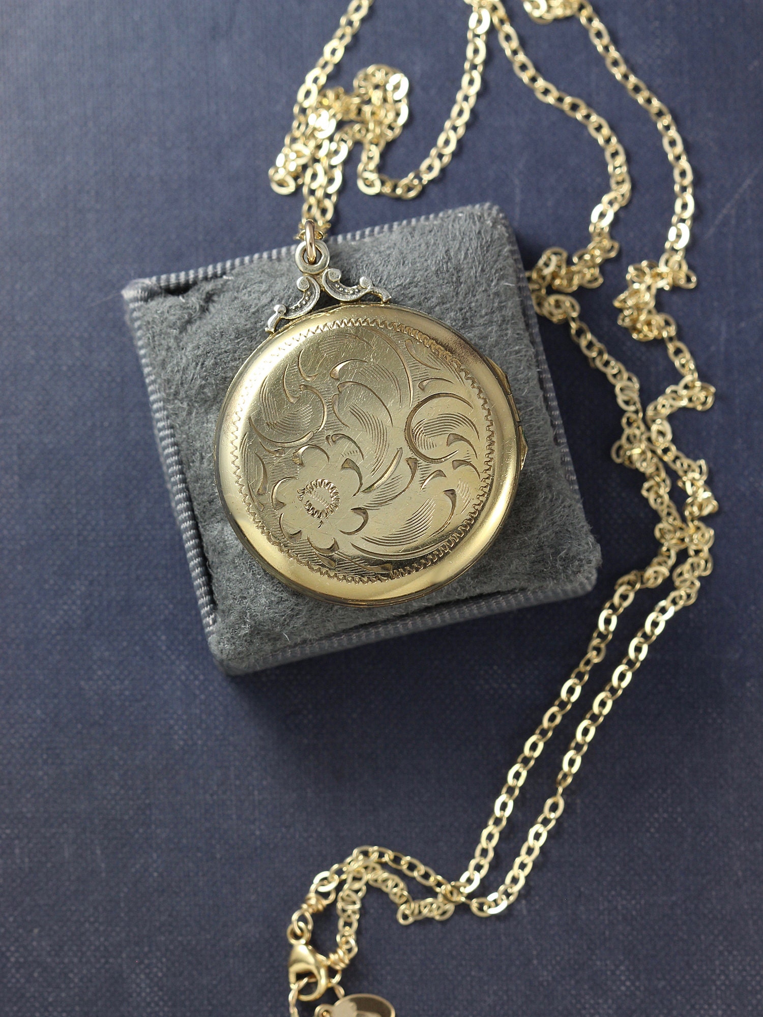 Large Round Vintage Gold Filled Locket Necklace, Picture Locket ...