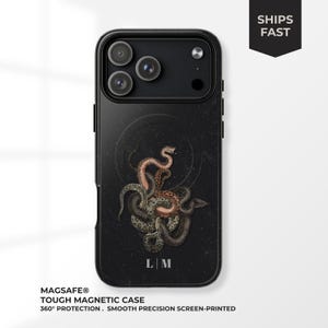 Może przedstawiać: Czarne etui na telefon z szczegółową ilustracją splecionych węży w odcieniach brązu, beżu i szarości. Etui ma inicjały "L M" i tekst "MAGSAFE® TOUGH MAGNETIC CASE 360° PROTECTION . SMOOTH PRECISION SCREEN-PRINTED".