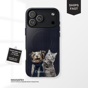 Puede incluir: Funda de teléfono negra con un retrato de perro y gato, con el texto "Charlie & Luna". El perro lleva una bufanda azul. La funda tiene un fondo con patrón de cuadrícula azul oscuro. El texto "SHIPS FAST" está en la esquina superior derecha.