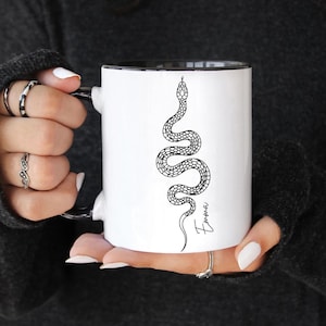 Puede incluir: Un juego de tres tazas de cerámica con un acabado moteado y mate. Las tazas son en tonos crema, gris claro y gris oscuro. Cada taza tiene un diseño simple y minimalista, ideal para café o té.