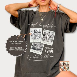 Könnte beinhalten: Dunkelgraues T-Shirt mit den Worten "Aged to perfection" und "Vintage 1955 Limited Edition". Das Shirt zeigt drei Vintage-Foto-Prints und einen anpassbaren Textbereich für Bilder und Daten.