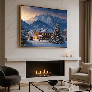 Könnte beinhalten: Ein gerahmtes Gemälde einer Winterlandschaft mit einem verschneiten Dorf am Fuße schneebedeckter Berge. Ein großer Weihnachtsbaum steht neben einem Gebäude mit beleuchteten Fenstern. Das Gemälde hängt über einem Kamin.