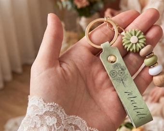 Custom Name Daisy Keychain, Personalized Boho Flower Charm, PU Leather Bag Accessory