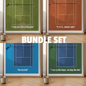Può includere: Un set di quattro stampe artistiche incorniciate a tema tennis. Ogni stampa presenta un campo da tennis di un colore diverso: verde, arancione, blu e verde. Ogni stampa ha una citazione umoristica sul tennis. Le parole "BUNDLE SET" sono al centro.