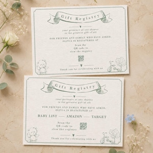 Peut inclure: Deux cartons de liste de cadeaux de baby shower avec une bordure vert clair et du texte. Les cartes indiquent "Gift Registry" et incluent des détails sur le registre, y compris un code QR. Les éléments décoratifs comprennent un ours en peluche et un vélo.