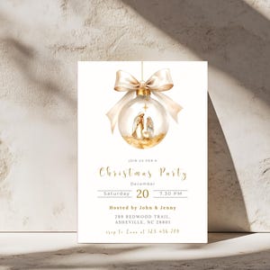 Convite para festa de Natal com tema de presépio, modelo editável em Canva com enfeites dourados, tamanho 5x7, para imprimir.