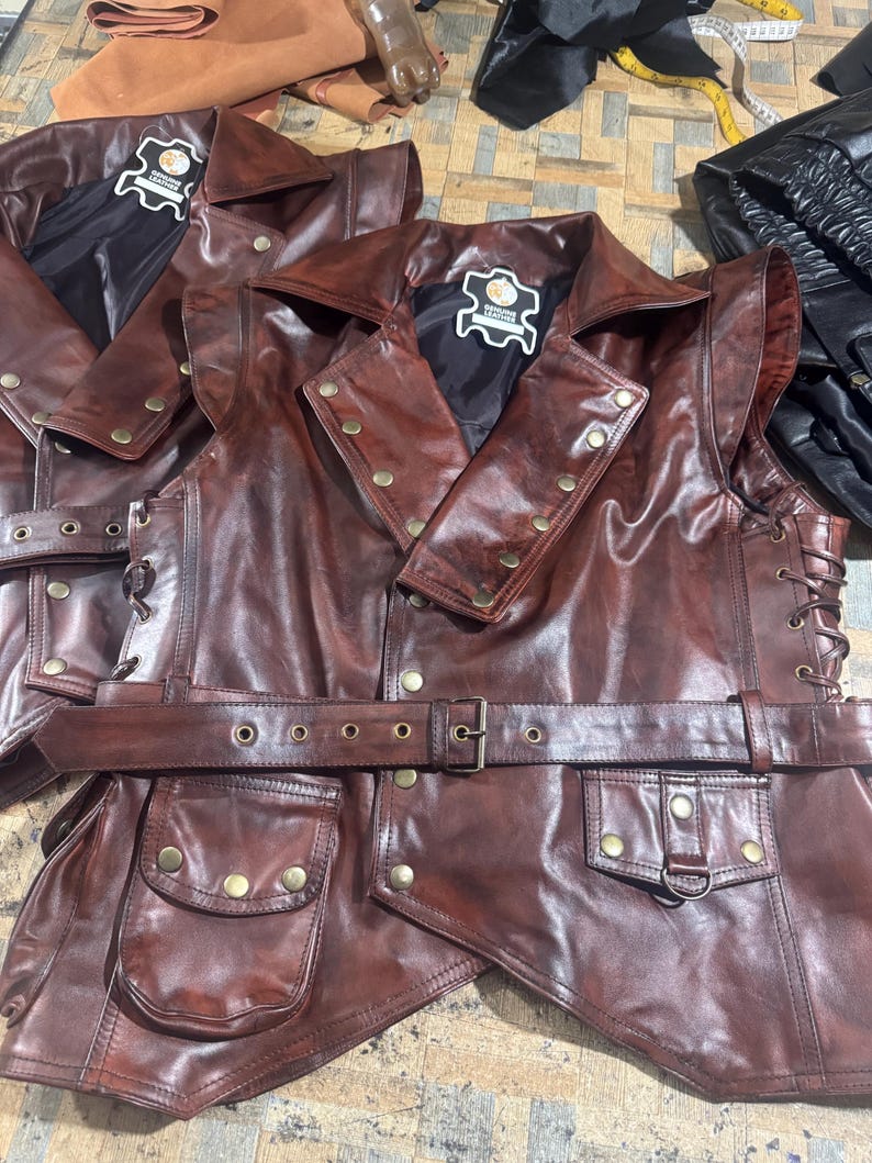 Herrväst i slitet brunt läder, steampunk piratväst, justerbart snörbälte, piratväst, piratkostym bild 7