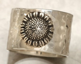 Anello girasole in argento sterling, fede nuziale floreale, anelli a fascia larga per le donne, anello martellato, gioielli di girasole per le donne, anello floreale