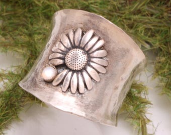 Gänseblümchenring, Geburtsblumenring, breiter Ring aus Sterlingsilber, Ringe für Damen, gehämmertes Geburtsmonatsblumenring