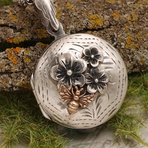 Collar con medallón de plata esterlina hecho a mano, joyería de abeja, regalo de brújula para mujer, medallón de flor, joyería de estilo victoriano, norte verdadero