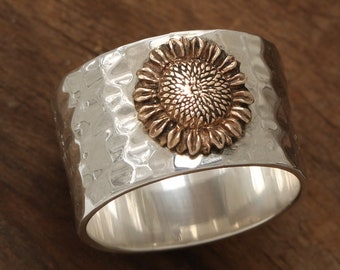 Anello girasole in argento sterling, Anelli a fascia larga per le donne, Anello martellato, Gioielli girasole per le donne, Anello fiore, Fede nuziale floreale