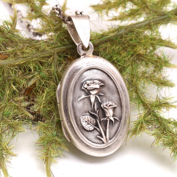 Rose Locket, Birth Flower Locket, June Birth Flower, Locket Sterling Silver, Cottagecore Jewelry, Birth Month Flower, Photo Locket Necklace