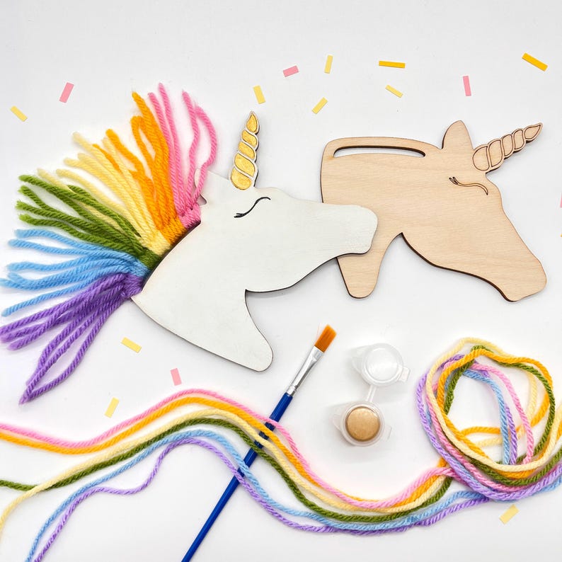 Puede incluir: Un kit de manualidades de unicornio DIY con una cabeza de unicornio pintada de blanco con una melena de hilo arco&iacute;ris, una cabeza de unicornio de madera, pintura y un pincel. El kit incluye hilo colorido en tonos rosa, naranja, amarillo, verde, azul y morado.