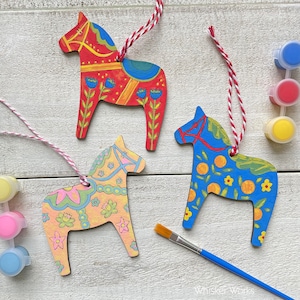 Kit de manualidades con adornos de caballo Dala sueco: envuelto individualmente para rellenar medias navideñas o en paquete para manualidades en grupo.