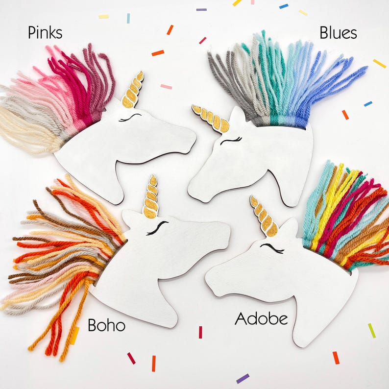 Puede incluir: Cuatro recortes de cabeza de unicornio de madera blanca con crines de hilo de colores en esquemas de color rosa, azul, boho y adobe. Cada unicornio tiene un cuerno dorado y ojos cerrados. Las etiquetas de palabras son visibles.