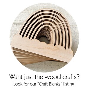 Pu&ograve; includere: Sagome di legno a forma di arcobaleno impilate. Gli archi sono marrone chiaro con linee marrone scuro. Il testo recita: "Want just the wood crafts? Look for our 'Craft Blanks' listing."