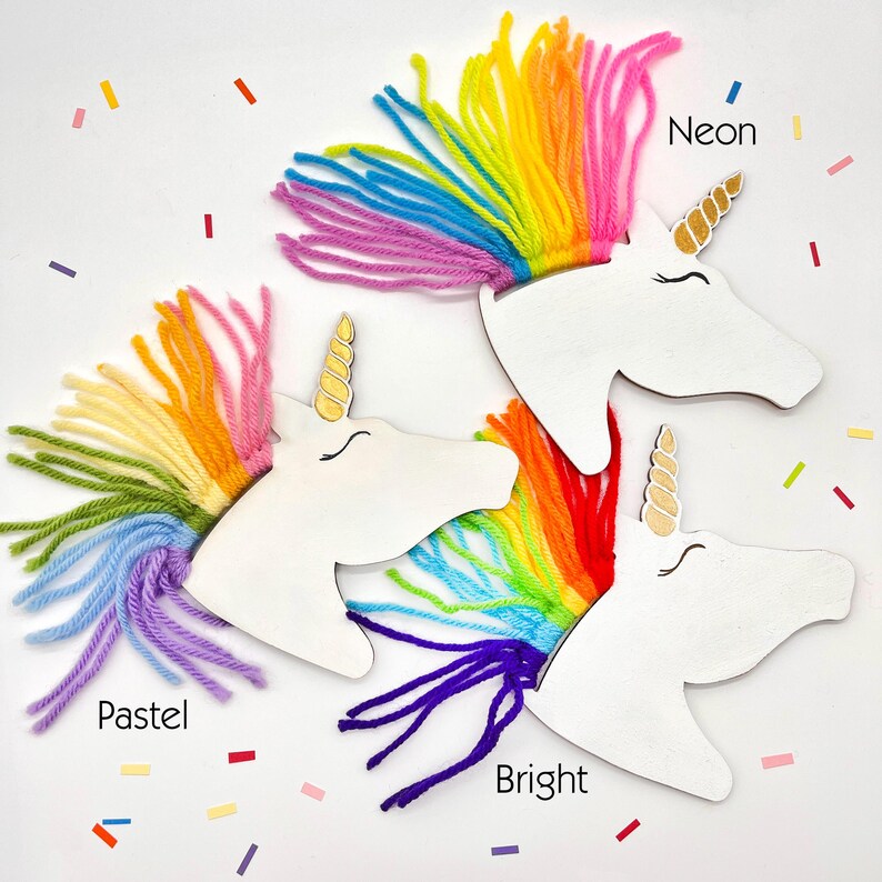 Puede incluir: Tres adornos de cabeza de unicornio de madera blanca con crines de hilo colorido en esquemas de color ne&oacute;n, pastel y brillante. Cada unicornio tiene un cuerno dorado y los ojos cerrados. Las palabras "Neon", "Pastel" y "Bright" est&aacute;n escritas en la imagen.