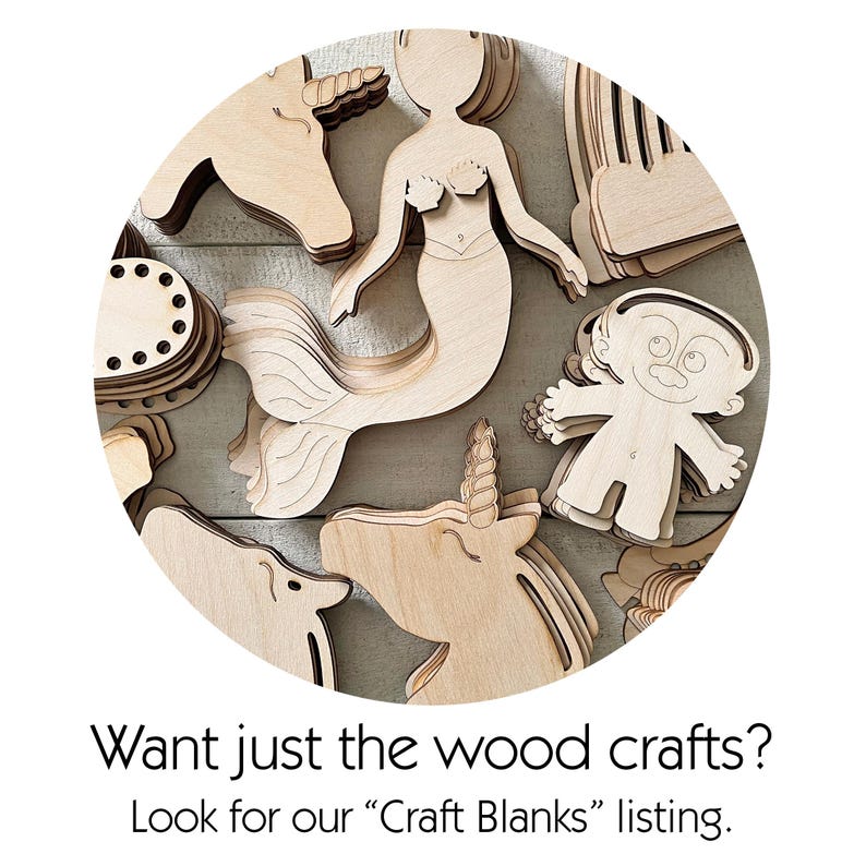Puede incluir: Una colecci&oacute;n de plantillas de madera sin terminar, que incluyen una sirena, un unicornio y un troll. Los recortes de madera de color marr&oacute;n claro est&aacute;n dispuestos sobre una superficie gris. El texto en la parte inferior dice: "Want just the wood crafts? Look for our "Craft Blanks" listing."