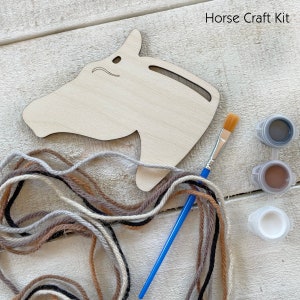 Puede incluir: Un kit de manualidades de cabeza de caballo de madera con el texto "Horse Craft Kit". El kit incluye un recorte de cabeza de caballo de madera, pintura, un pincel e hilo de varios colores. Los colores de la pintura son gris, marr&oacute;n y blanco.