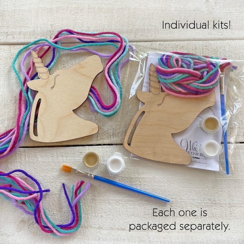 Puede incluir: Kits de manualidades de unicornio de madera con crines de hilo colorido. Cada kit incluye una cabeza de unicornio de madera, pintura y un pincel. El texto "Individual kits!" y "Each one is packaged separately" es visible.