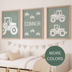 Może przedstawiać: Trzy oprawione wydruki ścienne z białymi ilustracjami traktorów na stonowanym zielonym tle. Jeden z wydruków wyświetla imię "CONNOR" w kolorze białym. Ramki są z jasnego drewna. Grafika znajduje się nad łóżkiem z beżowo-białą pościelą.
